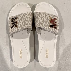 MICHAEL KORS MK Signature Slides Flat Wedges Sandals White Vanilla Gold Size 9